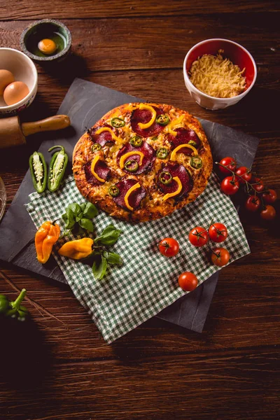 C'est l'heure de la pizza, faire une pizza maison — Photo