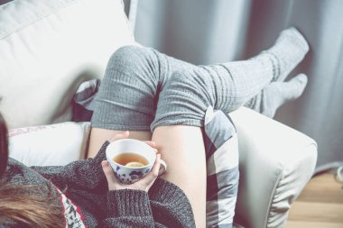 Sıcak çay ve Kanepeli rahatlatıcı kavramı