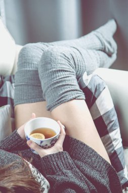 Sıcak çay ve Kanepeli rahatlatıcı kavramı