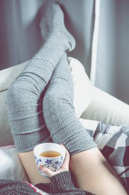 Sıcacık kış kavramı kız sıcak çay içme ile