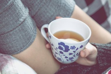 Sıcacık kış kavramı kız sıcak çay içme ile