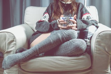 Genç kız rahatlatıcı çay ile koltuk üzerinde