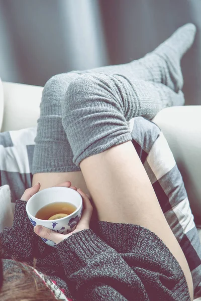 Concetto rilassante con tè caldo e divano — Foto Stock