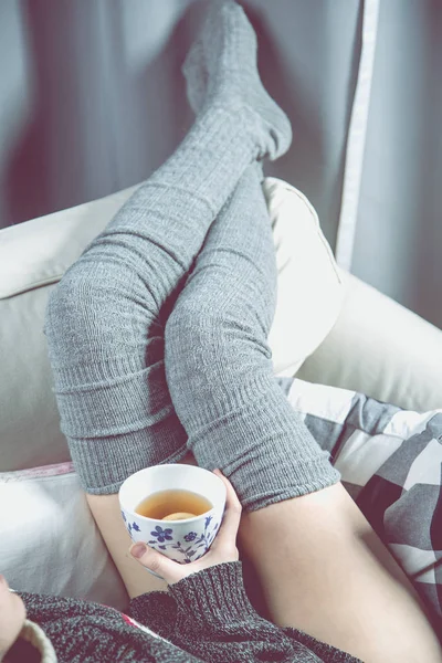 Concept d'hiver confortable avec fille buvant du thé chaud — Photo