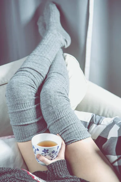 Sıcacık kış kavramı kız sıcak çay içme ile