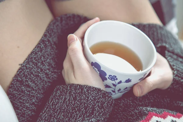 Conceito de inverno acolhedor com menina bebendo chá quente — Fotografia de Stock