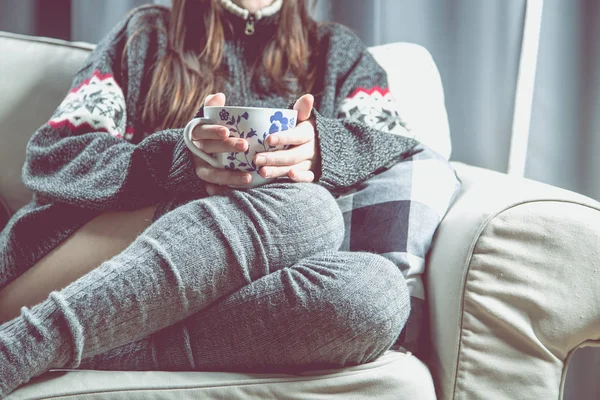 Jeune fille se relaxe sur le fauteuil avec du thé — Photo