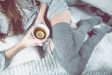 Bir koltukta istirahat çay rahatlatıcı gün