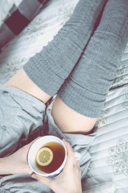 Bir koltukta istirahat çay rahatlatıcı gün