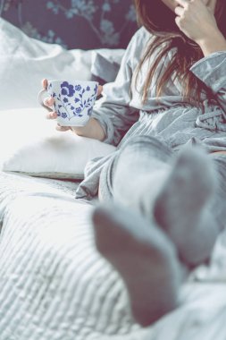 Bir koltukta istirahat çay rahatlatıcı gün