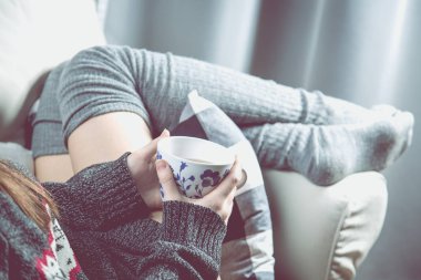 Sıcak çay ve Kanepeli rahatlatıcı kavramı