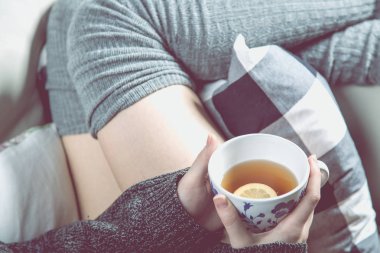 Sıcak çay ve Kanepeli rahatlatıcı kavramı