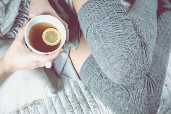 Pihentető napot a tea egy pihen-on dívány — Stock Fotó