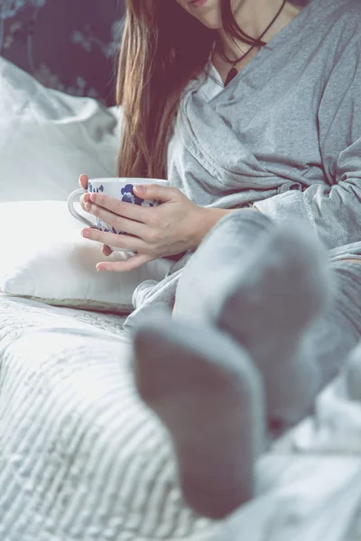 Giornata di relax con tè e riposo sul divano — Foto Stock