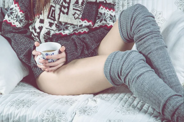 Menina está relaxando no sofá com chá, conceito aconchegante inverno — Fotografia de Stock