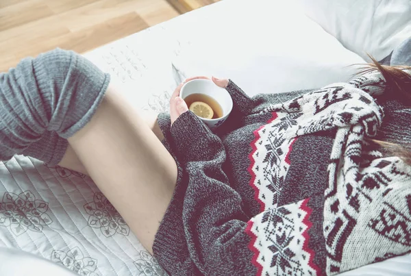 Chica es relajarse en el sofá con té, concepto acogedor invierno — Foto de Stock