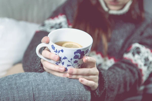 Çay, kış rahat kavramı ile kanepede rahatlatıcı bir kızdır