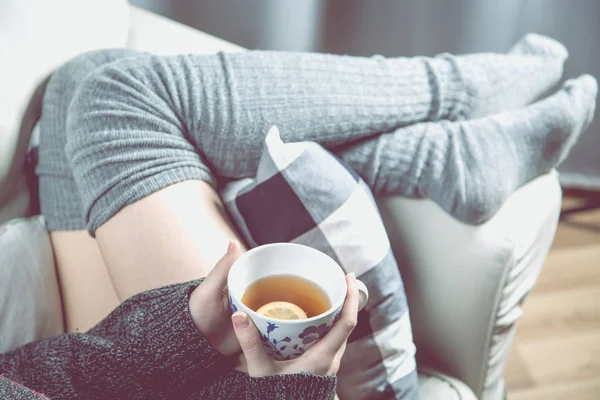 Concetto rilassante con tè caldo e divano — Foto Stock