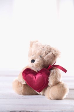 Şirin Sevgililer ayı parlak ahşap zemin üzerine