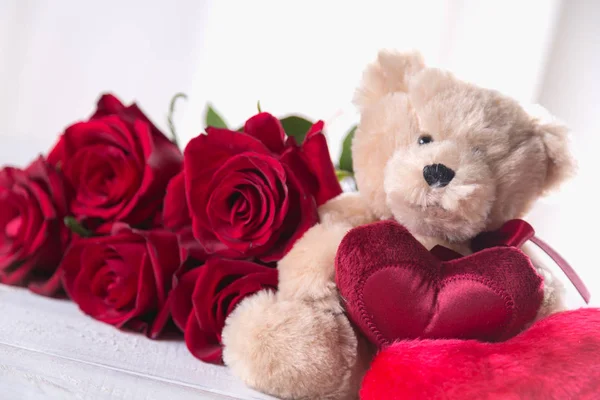 Schattig Valentijnsdag Teddybeer met rode rozen, liefde concept — Stockfoto