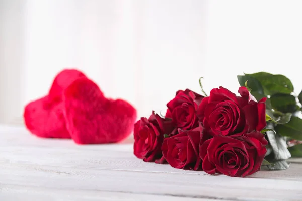 Beautiful roses, valentine 's concept, bright background — стоковое фото