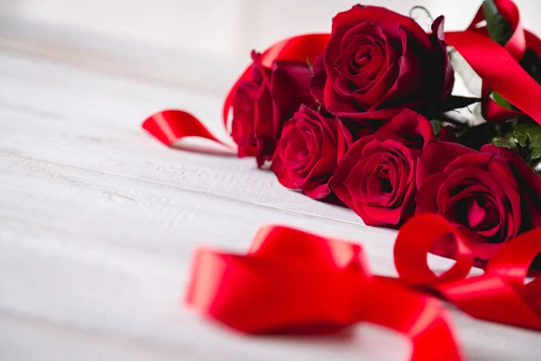 Mooi boeket rood Valentijnsdag rozen — Stockfoto