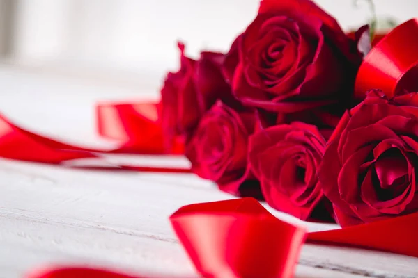 Mooi boeket rood Valentijnsdag rozen — Stockfoto