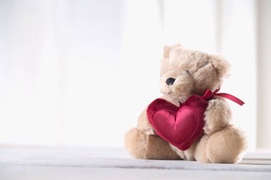 Şirin Sevgililer ayı parlak ahşap zemin üzerine