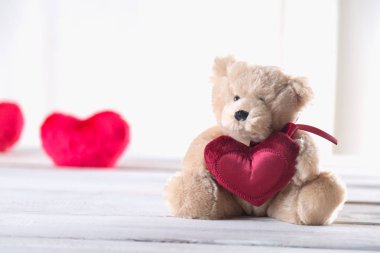 Şirin Sevgililer ayı parlak ahşap zemin üzerine