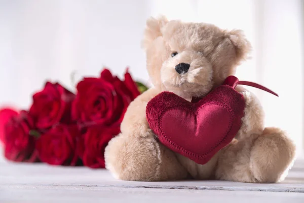 Schattig Valentijnsdag Teddybeer met rode rozen, liefde concept — Stockfoto
