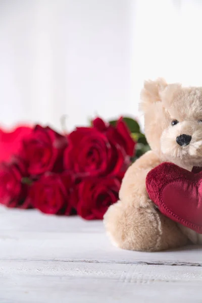 Schattig Valentijnsdag Teddybeer met rode rozen, liefde concept — Stockfoto