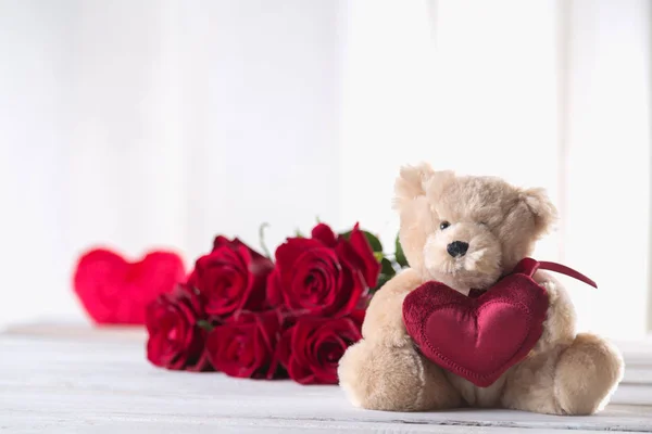 Schattig Valentijnsdag Teddybeer met rode rozen, liefde concept — Stockfoto