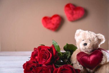 Sevgililer oyuncak ayı ahşap üzerinde parlak zemin üzerine Güllü 