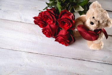 Sevgililer oyuncak ayı ahşap üzerinde parlak zemin üzerine Güllü 