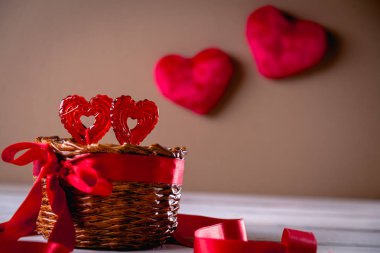 Ahşap masa üstünde toys ile Sevgililer arka plan