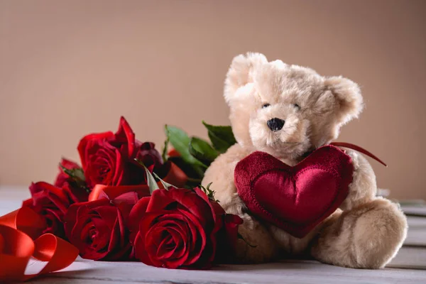 De Teddybeer valentines met rozen op lichte achtergrond op houten — Stockfoto