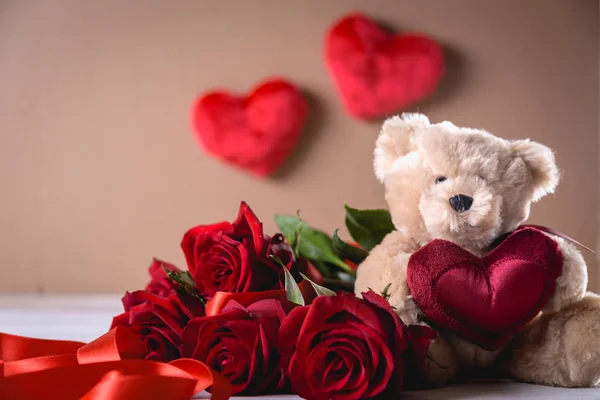 De Teddybeer valentines met rozen op lichte achtergrond op houten — Stockfoto