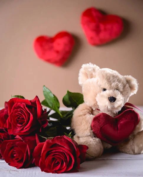 De Teddybeer valentines met rozen op lichte achtergrond op houten — Stockfoto