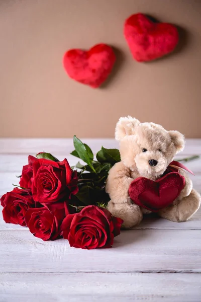 Valentines teddy bear with roses on bright background on wooden — Stock Photo, Image