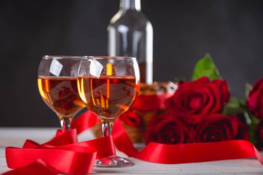 Koyu arka plan ile Sevgililer kompozisyon