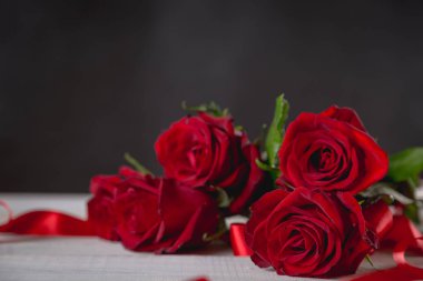 Güzel Sevgililer gül koyu arka plan üzerinde