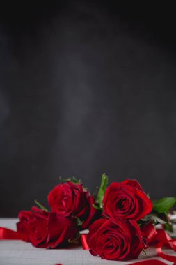 Güzel Sevgililer gül koyu arka plan üzerinde