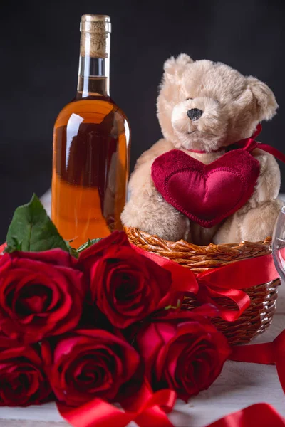 Valentines concept with teddy bear and roses — Stock Photo, Image