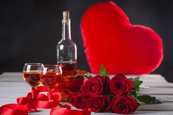 Composición de San Valentín con fondo oscuro — Foto de Stock