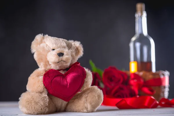 Schattig valentines concept met teddybeer op donkere achtergrond — Stockfoto