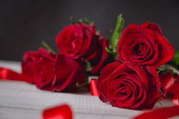 Prachtige Valentijnskaarten rozen op donkere achtergrond — Stockfoto