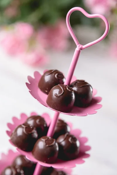 Sabrosos dulces de San Valentín con rosas — Foto de Stock