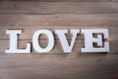 Aşk Sevgililer kavramı beyaz harflerle