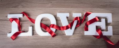 Aşk Sevgililer kavramı beyaz harflerle