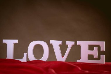 Aşk Sevgililer kavramı beyaz harflerle